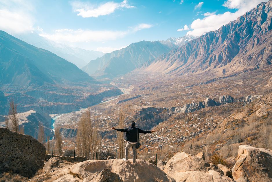 Pakistan Solo Female Travel – Tips, Risks & Safe Destinations